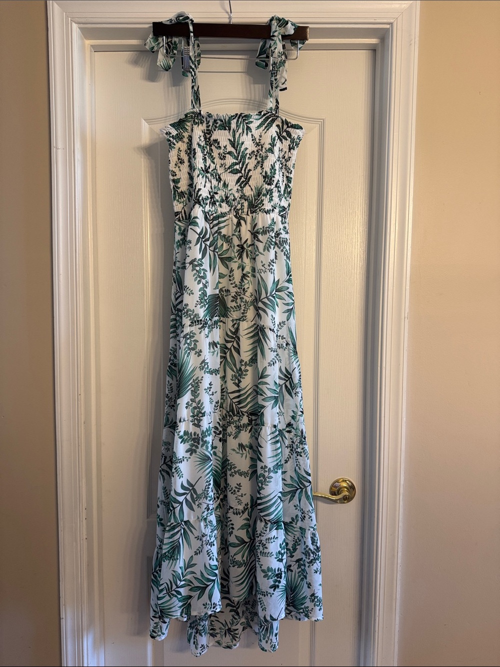 EUC Francesca’s Green Leaf Print Maxi Dress